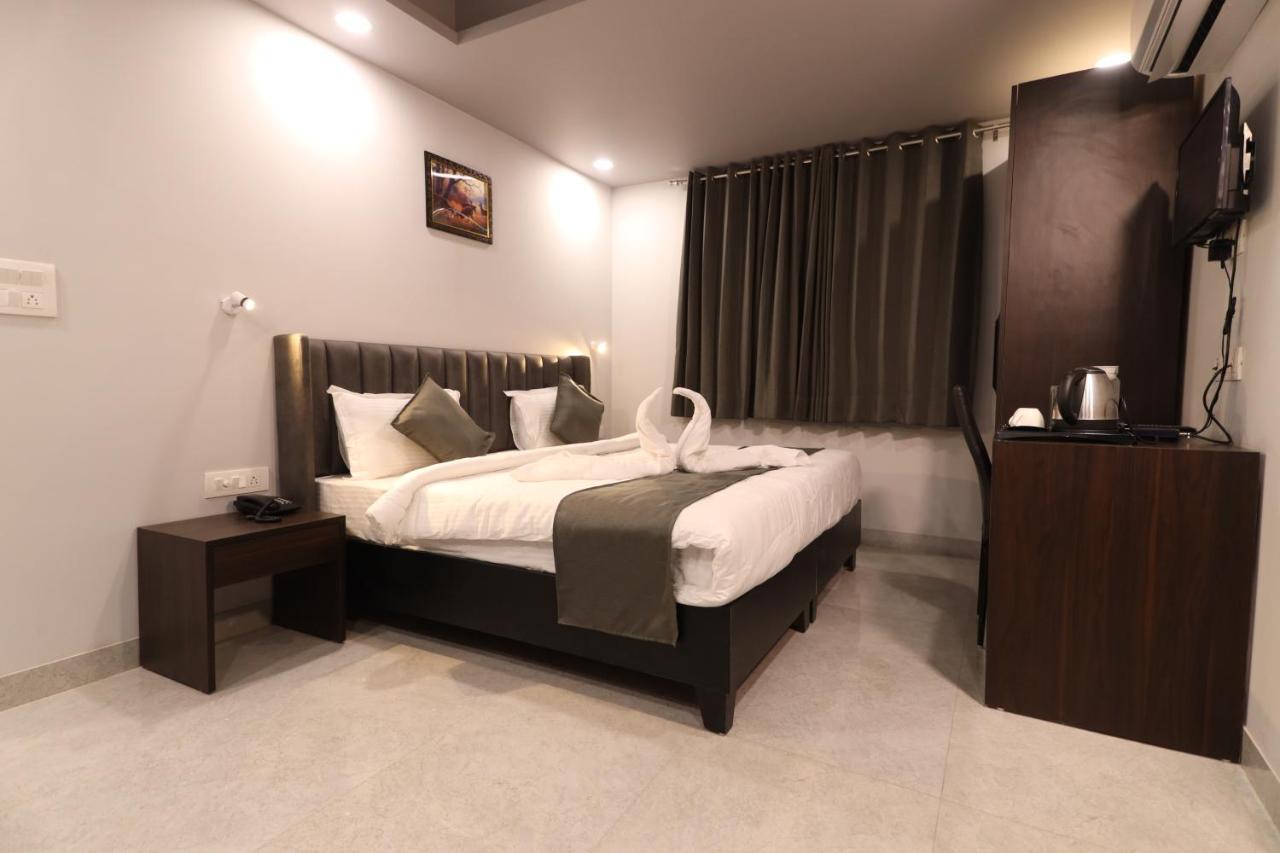 Nirpra Regency Hotel New Delhi Exterior photo