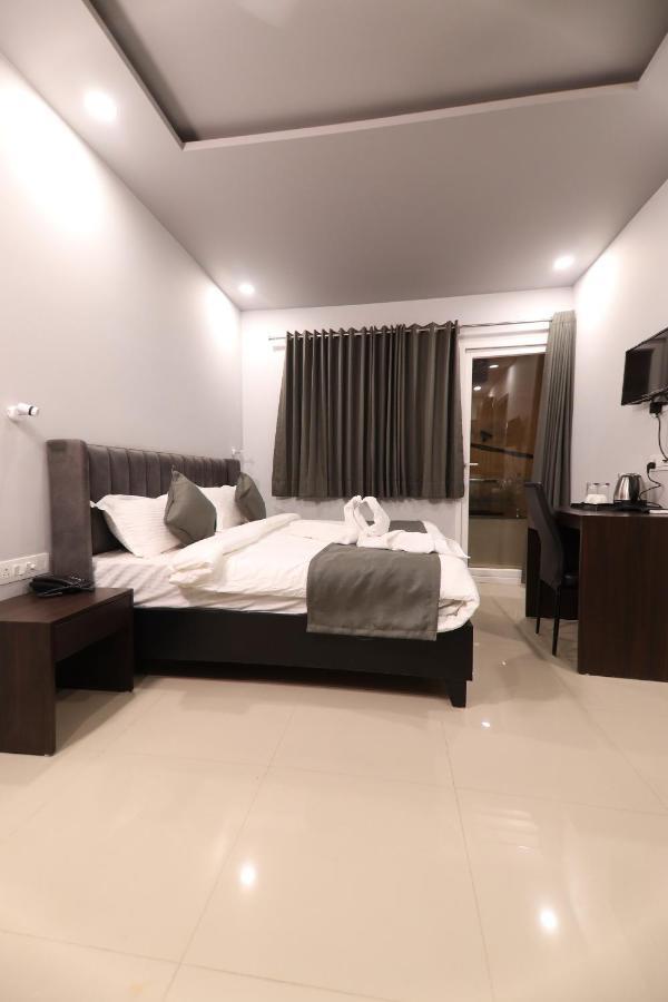 Nirpra Regency Hotel New Delhi Exterior photo