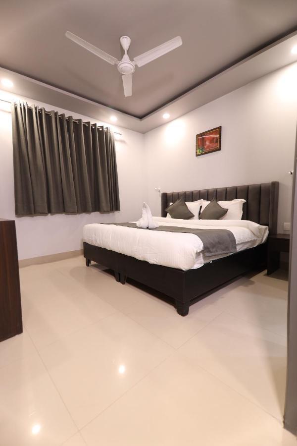Nirpra Regency Hotel New Delhi Exterior photo