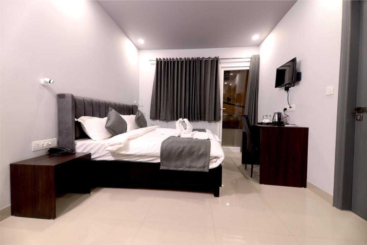Nirpra Regency Hotel New Delhi Exterior photo