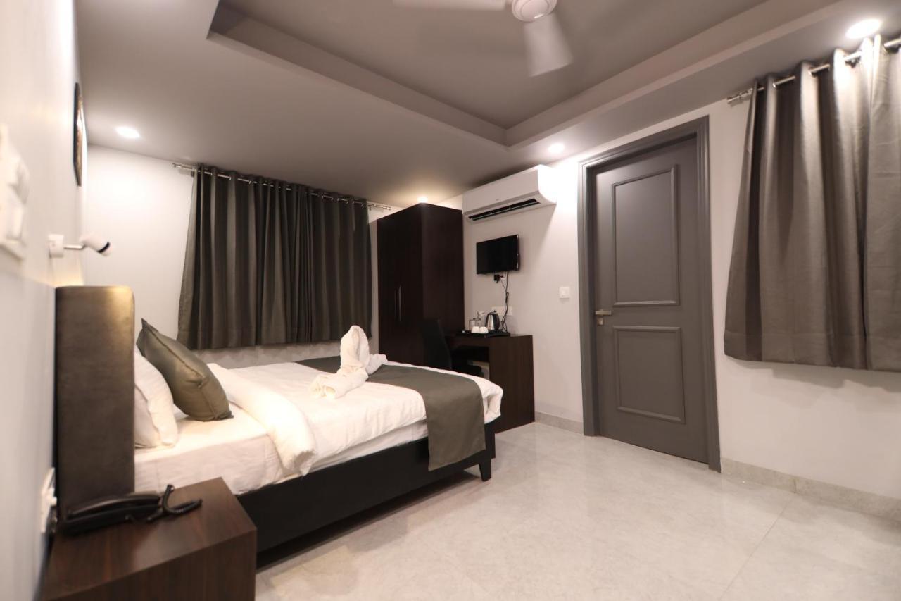 Nirpra Regency Hotel New Delhi Exterior photo